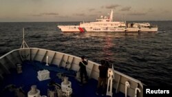 資料照：中國海岸警衛隊船隻在南中國海阻止菲律賓的供應船行駛。（2024年3月5日）