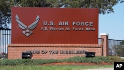 ແຟ້ມພາບ - ທາງເຂົ້າຖານທັບອາກາດ F.E. Warren ຢູ່ໃນຮູບນີ້ ຖ່າຍໃນວັນທີ 24 ພຶດສະພາ 2018 ໃນເມືອງ ໄຊແອນ ລັດ ໄວໂອມິງ. ປະທານາທິບໍດີ ໂຈ ໄບເດັນ ໃນວັນທີ 13 ພຶດສະພາ 2024 ໄດ້ອອກຄຳສັ່ງຫ້າມ ບໍລິສັດຂຸດຄົ້ນເງິນ ຄຣິບໂຕ ຫຼື ເງິນດີຈີຕອລ ທີ່ໝູນຫຼັງໂດຍຈີນ ຈາກການເປັນເຈົ້າຂອງທີ່ດິນ ໃກ້ຖານທັບດັ່ງກ່າວ.