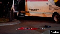 ທຸງນາຊີ ແລະສິ່ງຂອງຕ່າງໆ ທີ່ພົບເຫັນຈາກ ລົດ​ບັນ​ທຸກ​ທີ່ເຊົ່າ​ມາ ທີ່ເຫັນຢູ່ນີ້ ໃນຂະນະທີ່ຕຳຫລວດ ແລະອົງການປ້ອງກັນຄວາມປອດໄພຕ່າງໆ ທຳການສືບສວນ ທີ່ລົດບັນທຸກຂັບເຂົ້າຕຳສິ່ງກີດຂວາງປ້ອງກັນທຳນຽບຂາວ ໃນນະຄອນຫລວງວໍຊິງຕັນ ວັນທີ 23 ພຶດສະພາ 2023 