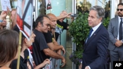 美國國務卿布林肯在特拉維夫與以色列支持者和被哈馬斯綁架人質的親屬交談。（2024年6月11日）