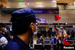 台湾前总统马英九访问中国12天后返台抵达桃园国际机场时受到他的支持者的欢迎。（2023年4月7日）