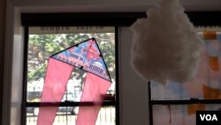 朱深年也設計了一個櫻花節風箏。（攝影：美國之音莫幹生）