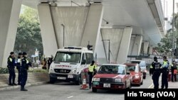 經過西九龍裁判法院大樓外的車輛都要接受警方檢查。(美國之音 湯惠芸)