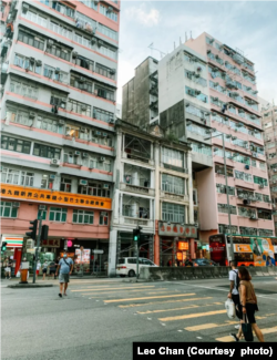 位於欽州街51-53 號的第三代戰前唐樓。樓高四層，屋頂上刻有「1932」的字樣，很大機會是該建築的落成年份。(圖片來源：尋蹤覓蹟臉書網站)