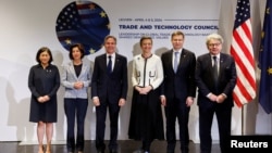 2024年4月5日, 左起：美國貿易代表戴琪、美國商務部長雷蒙多、美國國務卿布林肯、歐盟委員會執行副主席維斯塔格、歐盟委員會執行副主席東布羅夫斯基斯和歐盟內部市場專員佈雷東在美國-歐盟貿易和技術理事會上合影
