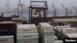 台灣基隆港口堆積的台灣萬海航運公司集裝箱。（2023年2月13日）