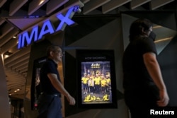 上海一家戲院張貼正在上映的《逆行人生》的電影廣告。 （2024年8月14日）