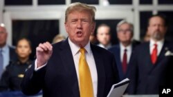 ອະດີດປະທານາທິບໍດີ ດໍໂນລ ທຣຳ ກ່າວຕໍ່ບັນດານັກຂ່າວ ຢູ່ທີ່ ສານອາຍາ ຂອງນະຄອນແມນແຮັດຕັນ, Manhattan Criminal Court, ວັນທີ 21 ພຶດສະພາ 2024, ໃນລັດນິວຢອກ. 