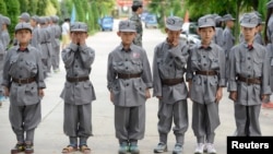 资料照：中国山西省太原市的小学生参加暑期军训班。(2021年9月5日)