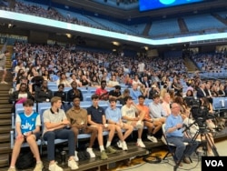 北卡羅萊納大學教堂山分校2023年8月30日舉行燭光守夜活動，悼念在數天前的槍擊案中遇難的教授嚴資傑。