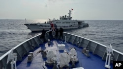 中國海警船在菲律賓近海的第二托馬斯海灘（仁愛礁）海域阻止菲律賓海岸警衛隊巡邏船。（2023年10月4日）