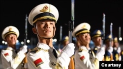 ​ທະ​ຫານກອງ​ກຽດ​ຕິ​ຍົດ​ຈີນ ຕ້ອນ​ຮັບ​ພວກ​ຜູ້​ນຳ​ຈາກ​ເຂດ​ເອ​ເຊຍ​ກາງ ເພື່ອ​ເຂົ້າ​ຮ່ວມກອງ​ປະ​ຊຸມ​ສຸດຍອດ ທີ່​ເມືອງ​ສີ​ອານ ໃນ​ແຂວງ​ຊານ​ສີ ທາງ​ພາກ​ຕາ​ເວັນ​ຕົກ​ສຽງ​ເໜືອ​ຂອງ​ປະ​ເທດ ເມື່ອ​ວັນ​ທີ 17 ພຶດ​ສະ​ພາ 2023. (Courtesy President.uz)