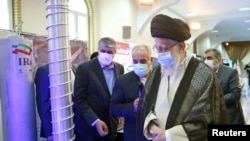 伊朗最高領袖阿亞圖拉·阿里·哈梅內伊於2023 年6 月11 日訪問伊朗德黑蘭的伊朗離心機。（伊朗最高領袖辦公室/WANA 來自路透社）