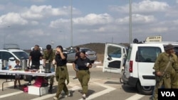 特拉维夫郊外军营入口处有志工设置的饮料区让出入军人饮用 (美国之音/赖素芬)