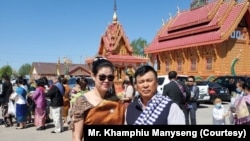 ທ່ານຄຳຜຸຍ ມະນີແສງ ແລະພັນລະຍາ ຢູ່ທີ່ວັດລາວພຸດທະຣັຕະນະຣາມ ເມືອງວິຈິດຕາ ລັດແຄນຊັສ.