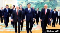 中国领导人习近平2024年3月27日在北京会见来访的美国商界学界领袖。