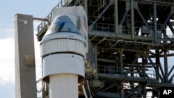 在佛罗里达州卡纳维拉尔角太空军基地，装在宇宙神五号火箭顶端的波音星际航行飞船等待发射升空。(2024年5月5日)