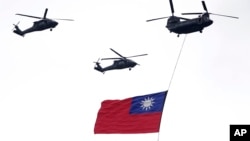 台灣總統賴清德就職典禮期間，直升機載著台灣青天白日旗飛過天空。 （2024年5月20日）