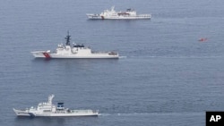 2024年6月6日，日本海上保全廳提供的這張照片顯示，日本海上保全廳的巡邏艦「若狹號」（自下而上）、美國海岸防衛隊的巡邏艦「韋舍山號」和韓國海洋警察廳的巡邏艦「泰平壤16 號」以及一架飛行中的直升機（紅色）在日本舞鶴北部海岸附近海域參與演習。 （美聯社照片）