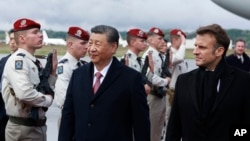 法國總統馬克龍與中國國家主席習近平在法國西南部的塔布機場檢閱法國軍人。 兩國領導人在比利牛斯山舉行一對一直接會談。（2024年5月7日）