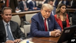 ອະດີດປະທານາທິບໍດ່ ດໍໂນລ ທຣຳ ໄປປາກົດໂຕໃນສານ ສຳລັບຄະດີແພ່ງ ກ່ຽວກັບການສໍ້ໂກງ ຢູທີ່ສານເຂດ ແມນແຮັດທັນ, ໃນລັດ ນິວຢອກ, ວັນທີ 3 ຕຸລາ 2023.