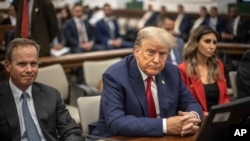 ແຟ້ມພາບ - ອະດີດປະທານາທິບໍດີ ດໍໂນລ ທຣຳ ປະກົດຕົວໃນສານ ໃນຄະດີທາງແພ່ງ ກ່ຽວກັບການສໍ້ໂກງ ຢູ່ທີ່ສານເຂດ ແມ່ນແຮັດທັນ, ໃນລັດນິວຢອກ, ວັນທີ 3 ຕຸລາ 2023.