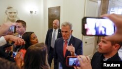 美國國會眾議院議長麥卡錫對記者談論國債上限問題