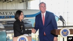 2023年4月5日，美國國會眾議院議長、共和黨人凱文·麥卡錫在加利福尼亞州羅納德·里根總統圖書館與台灣總統蔡英文握手。