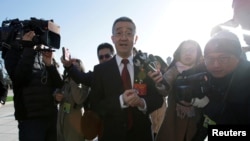 资料照：中共前领导人胡锦涛之子胡海峰前往北京人大会堂出席全国人大会议闭幕式时被媒体记者包围。（2019年3月15日）