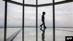 一個孩子走在南韓首爾樂天世界塔123層樓高的觀景台玻璃地板上。 （2022年5月13日）