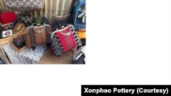 ພາບທີ່ໄດ້ຮັບການສະໜອງຈາກຜູ້ກໍຕັ້ງສູນ - ກະເປົາ ທີ່ຜະລິກຈາກຜ້າພື້ນເມືອງຊົນເຜົ່າ ແລະການນໍາໃຊ້ກ່ອງໂຟມແປຮູບ ມາເປັນຊັບໃນຂອງກະເປົາ.