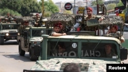 美国驻黎巴嫩大使馆发生枪击事件后，黎巴嫩警察在美国大使馆附近巡逻。 （2024年6月5日）