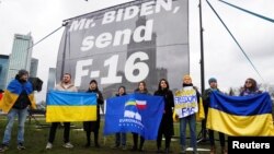資料照片：支持烏克蘭的示威者在華沙呼籲美國總統拜登向烏克蘭提供F-16戰機。 (2023年2月22日)