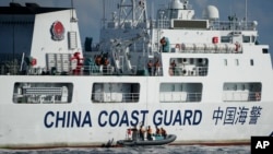 2023年4月23日，一艘中國海警船在南中國海有爭議海域攔截菲律賓的海岸警衛隊巡邏船，中國船員下到一艘馬達船監視菲律賓海警船。