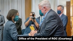 台灣總統蔡英文3月20日在台北總統府會見英國議會代表團。（台灣總統府辦公室圖片）