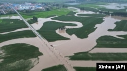 中国吉林省舒兰被洪水淹没的道路和农田。（2023年8月4日）