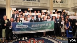 驻美国台北经济文化代表处(TECRO )为前来参加“选择美国投资峰会”的台湾代表团举行盛大欢迎酒会，图为台湾新创企业代表合影。（2024年6月23日，美国之音记者李逸华拍摄）