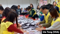 香港登記選民人數連續第二年下跌，最年輕的”首投族”即是18至20歲的選民人數跌幅最大。(美國之音 湯惠芸)