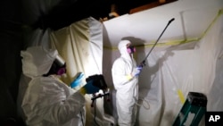 資料照片：工作人員在密西根州的霍維爾進行石棉消除工作。(2017年10月18日) 