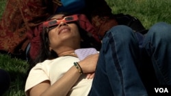 觀看日蝕最安全的方法，就是使用特定的觀日太陽眼鏡。（攝影：美國之音記者莫幹生）