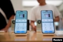 Pricing details of Huawei's Mate 60 Pro smartphones are seen on smartphones displayed at a Huawei store in Shanghai, China September 8, 2023. (REUTERS/Aly Song)