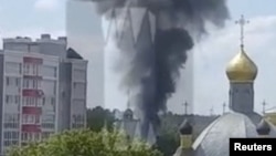 一架直升机坠入俄罗斯布良斯克州的克林奇镇。（2023年5月13日）