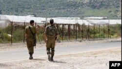 2022年4月13日，以色列士兵在以色列中部Ibthan附近的安全圍欄旁巡邏，該圍欄將以色列與被佔領的約旦河西岸隔開。
