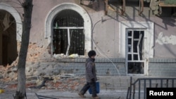 資料照片：當地居民走在烏克蘭前線城鎮巴赫穆特的空蕩街道上。 (2023年2月24日)