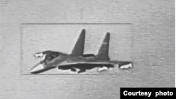 台灣國防部公佈的中國殲-16戰機遭到台灣F-16B戰鬥機螢幕鎖定的黑白照片。 （台灣國防部提供）