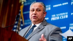 2023年2月21日，海軍部長卡洛斯·德爾·托羅在華盛頓的國家新聞俱樂部頭條午宴上發表講話。