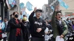 台灣民眾黨支持者在柯文哲競選辦公室外進行競選集會。 （2024年1月4日）