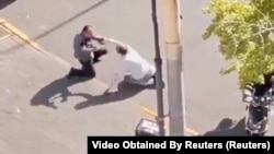 中國社媒傳播的一個視頻顯示，一名以色列駐華大使館雇員在北京街頭遇刺。（2023年10月13日）。（2023年10月13日）