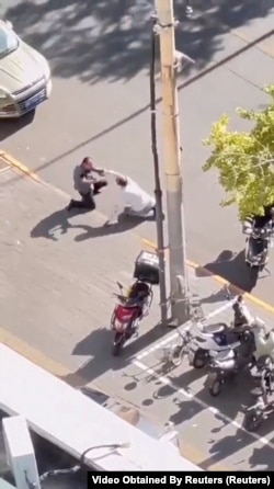 中國社媒傳播的一個視頻顯示，一名以色列駐華大使館雇員在北京街頭遇刺。（2023年10月13日）