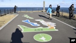 资料照片：日本北海道根室半岛最北端的游人。(2016年12月15日）